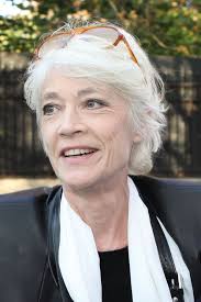 Certaines femmes auront des cheveux blancs beaucoup plus tôt et d'autres les auront plus tard. Cheveux Blancs Cheveux Gris Les Coiffures De Stars L Express Styles