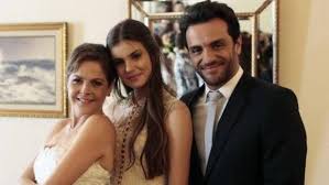 Un poderoso y obsesionado empresario involucra a una madre y a su hija en un triángulo amoroso cargado de secretos y juegos de manipulación. Verdades Secretas Complete Wiki Ratings Photos Videos Cast