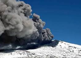 El volcán más activo de la provincia (volcán copahue) registra actualmente incandescencia en su cráter y una leve. El Volcan Copahue Tuvo Explosiones Freaticas El Fueguino