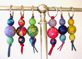 Schlusselanhanger Sind Immer Dienlich Und Das Bemalen Der Rohen Holzperlen Macht Kindern Viel Spass Mit Schlusselanhanger Basteln Holzperlen Schlusselanhanger