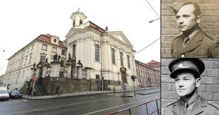Vyskakují nad územím protektorátu čechy a morava skupiny silver a, silver b a anthropoid, aby po dlouhých měsících, 27. Znameni Zrcatkem A Krev Na Galerii Tohle Je 10 Fam O Atentatu Na Heydricha A Boji Parasutistu S Gestapem Blesk Cz