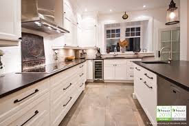Shaker Style Kitchen With Lacquered Cabinets And Mat Granit Countertops Cuisine De Style Shaker Avec Armoires En L Kitchen Cupboards Paint Kitchen Cabinet