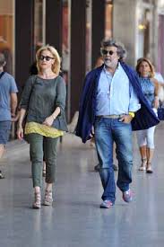 Sulla possibilità di avere una nuova relazione, nancy brilli ha dichiarato: Celeb68 Official Nancy Brilli E Roy De Vita Foto Shopping Prematrimoniale A Milano