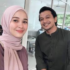 Pada usia yang muda, dia dengan rasa tanggungjawab memikul amanah menjaga alia. Drama Kerana Dia Manusia Biasa 2019 Samarinda Tv3