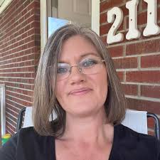 🥇 Sha'Carri Richardson 🇺🇸 (10.65) 🥈 Shericka Jackson 🇯🇲 (10.72) 🥉  Shelly-Ann Fraser-Pryce 🇯🇲 (10.77)