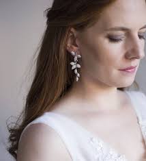 Les boucles d'oreilles mariage existent en crochets, clous ou clips. Boucles D Oreilles Mariage Feuilles Cristaux Sertis Pave Et Le Metal Rhodie