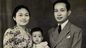 Azharotunnafi 09416241002 bernama sukirah, istrinya adalah tien soeharto, dan anakanaknya adalah siti hardijanti rukmana. Soeharto Dan Ibu Tien Perjodohan Yang Membawa Cinta Sejati News Liputan6 Com