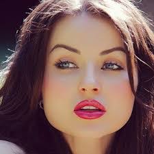 Veronica Lavery's Instagram, Twitter & Facebook