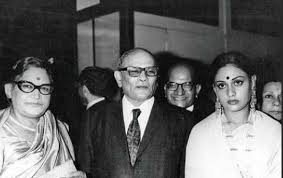 Golden Era With Annu Kapoor - Jaya Bachchan nee Bhaduri, seen here in a rare picture with mother Indira Bhaduri, father Taroon Kumar Bhaduri & family. | Facebook