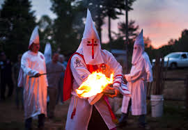 De 1865 à aujourd'hui, le ku klux klan a provoqué la mort de dizaine de milliers de personnes. Le Ku Klux Klan A 150 Ans