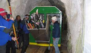 En 0,84 km lang horisontal bane med 750 mm sporvidde leder inn til utgangspunktet for en 1,03 km lang kabelbane med. Gaustabanen Visit Telemark