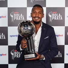 Só quem é torcedor sabe. Edenilson Recebe O Trofeu Bola De Prata Como Um Dos Melhores Volantes Do Brasileirao 2020