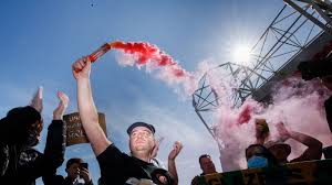 Superlega, tifosi del manchester united irrompono all'old trafford: Manchester United Fans Protest Against Glazer Family S Ownership Outside Old Trafford Football News Sky Sports