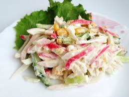 салат с морской капустой и крабовыми палочками и горошком Salat Kalmarami I Krabovymi Palochkami I Ogurcom Recept S Foto 1000 Menu