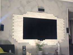 Se stiamo ristrutturando casa o creando ex novo la nostra abitazione, possiamo valutare la possibilità di utilizzare la pietra, sia come elemento strutturale, sia come inserto decorativo. Decorare La Parete Tv Con Le Pietre 20 Idee