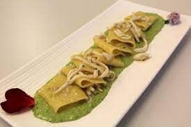 I germogli di luppolo selvatico si raccolgono tra marzo e aprile e sono ottimi in cucina, ad esempio per farne un risotto: Ricetta Paccheri Con Calamari Su Crema Di Luppolo Selvatico Ricetta Ricette Idee Alimentari Cibo Etnico