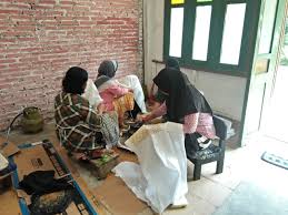 Proses awal ini merupakan proses yang dapat dikatakan masih kasar dan membutuhkan penyempurnaan pada proses berikutnya. Proses Pembuatan Batik Dari Batik Losari Yayasan Losari