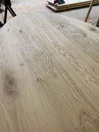 geborsteld eikenhout boomstam tafels