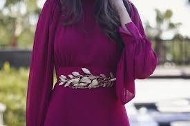 Una blazer (si es verano sin forro), unos chinos cómodos y que hagan contraste, una camisa sin la cosa cambia cuando se trata de una boda de noche. Look Invitada De Tarde Tocado Y Cinturon De Hojas Invitada Perfecta
