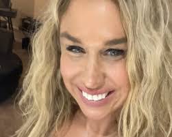 Amanda Caster's Instagram, Twitter & Facebook