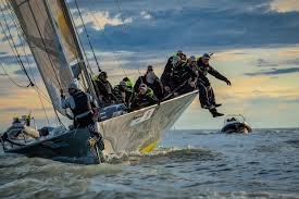 Európa legrégebbi és leghosszabb tókerülő versenye. Kekszalag Blue Ribbon Of Balaton