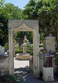 Encadrement De Porte De Style Gothique Taille Dans La Pierre Locale La Pierre D Estaillades Vieillie Et Patinee Une Confe Tailleur De Pierre Pierre Gothique