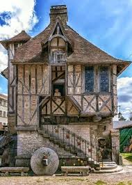Built In The Year 1509 This Medieval Home Located In The Village Of Argentan France Has Been Standing For Over 5 Beaux Batiments Colombage Maisons Insolites