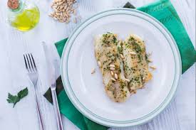 Fatelo soffriggere per un minuto in un poco d' olio extravergine d'oliva e uno spicchio d' aglio scamiciato. Ricetta Filetto Di Merluzzo In Padella La Ricetta Di Giallozafferano