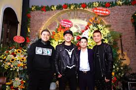 Không được đào tạo qua trường lớp nhưng anh có giọng ca truyền cảm và gần gũi nên.tiểu sử lê bảo bình. Le Báº£o Binh Bá»‹ Báº¡n Gai Pháº£n Bá»™i Káº¿t Hon Vá»›i Há»¯u Cong Viá»‡t Nam Má»›i