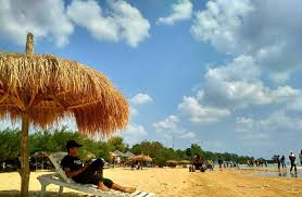 Pantai yang seindah pantai di bali ditambah keeksotisan pantai yang memiliki panorama senaja yang sangat menawan nyatanya tidak membuat tempat wisata ini menjadi eksklusif dan mahal bagi pengunjung. Obyek Wisata Hutan Kera Nepa Mulai Bersolek Rencananya Bakal Dilengkapi Wahana Outbound Banana Boat Peta Jatim