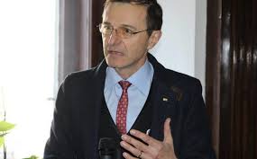 S ‑a născut în satul sântioana, județul cluj, a absolvit liceul „andrei șaguna din brașov și a urmat cursurile facultății de istorie și filosofie a universității „babeș‑bolyai din cluj‑napoca, pe care le‑a încheiat ca șef de promoție. Ziua De Cluj Clujeanul Ioan Aurel Pop S A Autosuspenda Din FuncÈ›ia De PreÈ™edinte Al Forului Care AnalizeazÄƒ Plagiatele