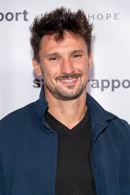 Lucas Asher Deltar Boklansering Tub Vol Cinematic Pictures Group Gallery —  redaktionellt stockfoto © info@photographybyeugene.com #358302812