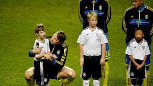 Sol ayağı daha kuvvetli olan källström, i̇sveç millî takımı formasını giymiştir. Kim Kallstrom How The Arsenal Transfer Target Went Viral After Comforting An Eight Year Old Boy The Independent The Independent