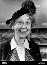 1940s women shopping immagini e fotografie stock ad alta risoluzione