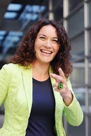Não, eu não me acho, eu tenho é certeza de quem sou, do que sinto, do que vivo e de quem me cuida(deus) pra permitir tanta gente boba e frustrada me apontar um dedo torto e se achar. Die Grunen Ingrid Felipe