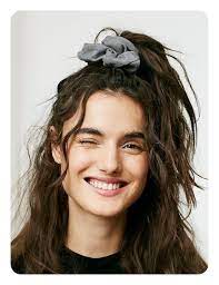 The 90's hairstyles were less extravagant compared to the hairstyles of the 80's decade. 90s Hairstyles The High Coiffure We Don T Assume The High Coiffure Can Ever Withdraw From Fashion However This One I Scrunchie Hairstyles 90s Hairstyles Hair