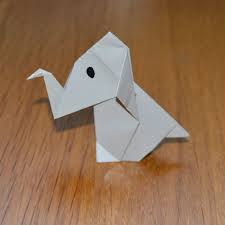 Realizar origami o papiroflexia ofrece una gran variedad de beneficios para personas de todas las edades, aunque existen dos etapas en la vida dónde su práctica habitual es especialmente recomendada, la edad infantil y la vejez. Como Hacer Un Elefante De Papel Paso A Paso Foto 1