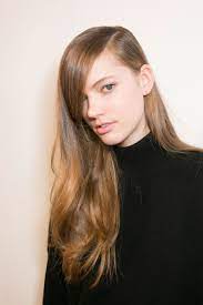 The New Rich Girl Hair Is Officially Everywhere Rich Girl Hair Girl Hairstyles Side Part Hairstyles