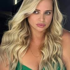 Ellen Lopes's Instagram, Twitter & Facebook