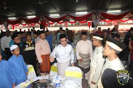 Ahmad faizal azumu bersama isterinya, datin seri dr. Perak Fc On Twitter Pafa Berbesar Hati Untuk Berbuka Puasa Bersama Sama Penghuni Rumah Anak Anak Yatim Nurul Iman Yang Turut Disertai Presiden Dato Seri Ahmad Faizal Bin Azumu Dan Isteri Datin Seri Dr