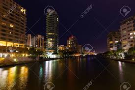 | el momento exacto del colapso del edificio champlain towers, ubicado el área de miami de surfside, en florida, fue captado por una cámara de seguridad en video, el cual fue difundido en diversos medios de estados unidos, donde se. Miami Beach Paisaje De La Ciudad En La Noche Edificios Modernos A Lo Largo De La Linea De Costa Con Reflejos De Colores Fotos Retratos Imagenes Y Fotografia De Archivo Libres De