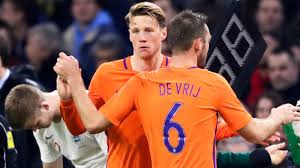 Met vfl wolfsburg veroverde hij een ticket voor de groepsfase van de champions league én hij mag met oranje naar het ek. Het Wonderjaar Van Weghorst Zelfs Michael Van Gerwen Ging Eraan Nos