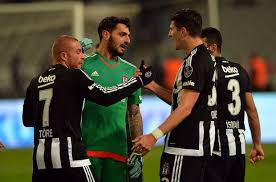 Beşiktaş taraftarı maç sonunda sadece günay güvenç'i tribüne çağırdı. Gunay Guvenc Goztepe De