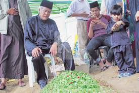 Aktor veteran, datuk jalaluddin hassan sah bergelar suami kepada wanita pilihannya, rapidah abdul ghani, dalam satu majlis ringkas sebentar jalaluddin sebelum ini mendirikan rumahtangga dengan hashimah mad ehsan yang meninggal dunia pada november 2016 akibat komplikasi. Isteri Jalaluddin Hassan Meninggal Datuk Jalaluddin Hassan Archives Murai My Datuk Jalaluddin Hassan 63 Kembali Bergelar Suami Apabila Menikahi Wanita Pilihannya Rapidah Abd Ghani 44 Dengan Rebatecreditcards5s
