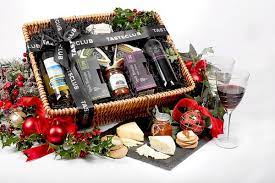 While we all enjoy indulging in delicious foods, we also enjoy sharing them with loved ones. What To Put In A Christmas Food Hamper Christmas Food Hampers Christmas Hamper Christmas Food