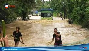 Ratusan rumah terendam banjir hingga 150 cm. Diguyur Hujan Deras Sejumlah Daerah Di Karawang Kembali Terendam Banjir Sinfo News