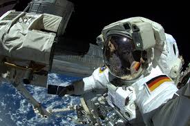 Astronautenhelme bild nach einem zitat des schriftstellers clemens setz, bei dem zehen zu astronautenhelmen und leuchtdioden war zu sehen. Esa Astronaut Selection 2021 22 Faqs