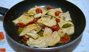 A condire il tutto una densa salsa di pomodoro. Ricetta Petti Di Pollo Alla Pizzaiola Secondi Tarallucci E Vino