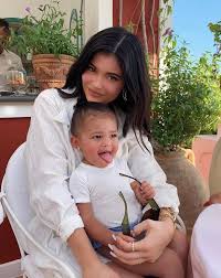Kendall Jenner S Pals And Family Beg Her To Have Babies With Rumoured Boyfriend Mirror Online