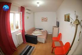 Casa este p+1 , la parter sunt 3 camera si o baie , decomandate toate de pe un coridor aerisit , la etaj sunt 4 camere cu cate o baie la 2 camere , un balcon mare pe un singur. Casa Ani Mircea Eforie Nord